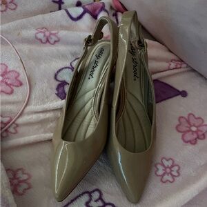 Tan/cream kitten heel shoes